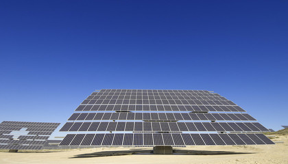 光伏玻璃價(jià)格驟降，是短期波動(dòng)還是長期趨勢？未來走勢深度解析